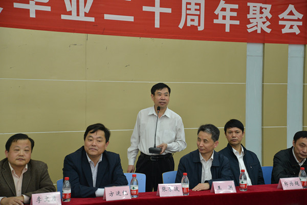 医学院党委书记张荣波介绍学院情况