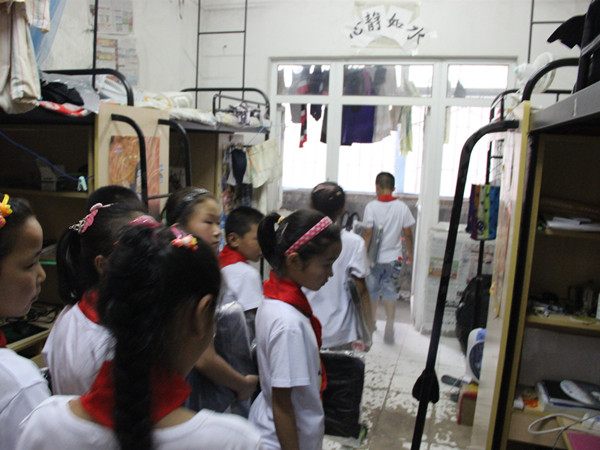 孩子们参观大学生宿舍