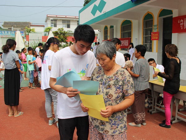 向群众发放常见病预防宣传单